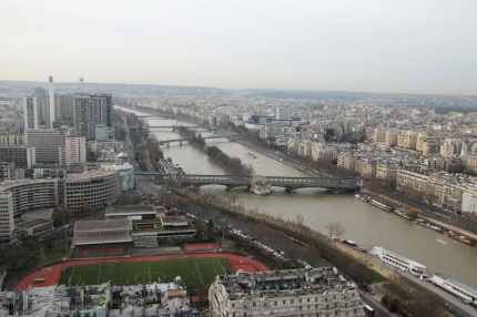 Paris - Vue sur la Seine et la Maison de la Radio depuis le 2ème étage de la Tour Eiffel.